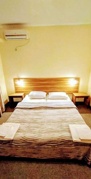 Гостиница Адмирал Нельсон Судак Двухместный номер с 2 отдельными кроватями и балконом-2