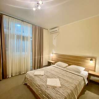 Гостиница Адмирал Нельсон Судак Двухместный номер с 2 отдельными кроватями и балконом-1