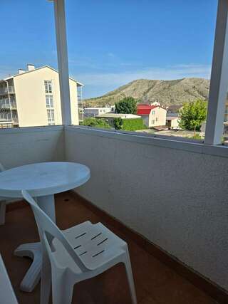 Гостиница Адмирал Нельсон Судак Двухместный номер с 2 отдельными кроватями и балконом-11