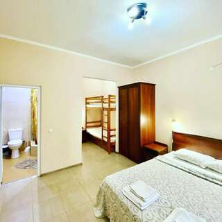 Гостиница Адмирал Нельсон Судак Четырехместный номер «Комфорт»-1