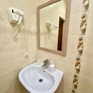 Гостиница Адмирал Нельсон Судак Двухместный номер с 2 отдельными кроватями и балконом-8