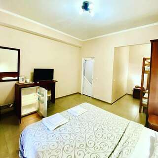 Гостиница Адмирал Нельсон Судак Четырехместный номер «Комфорт»-3