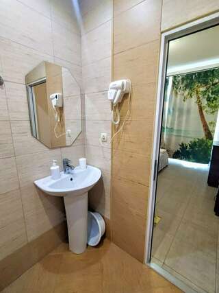 Гостиница Адмирал Нельсон Судак Четырехместный номер «Комфорт»-7